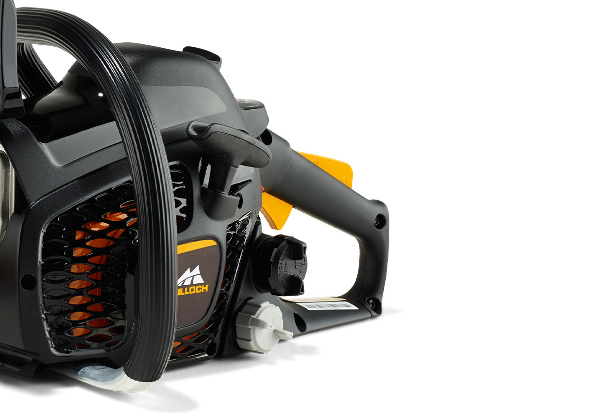 Απεικονίζεται η ανθεκτική διπλή λαβή του αλυσοπρίονου.